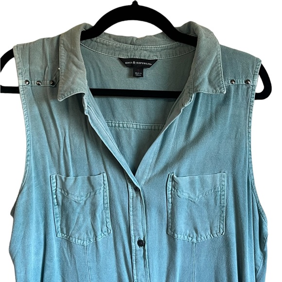 Rock & Republic Light Blue Sleeveless Button Up Size Small - Picture 2 of 7
